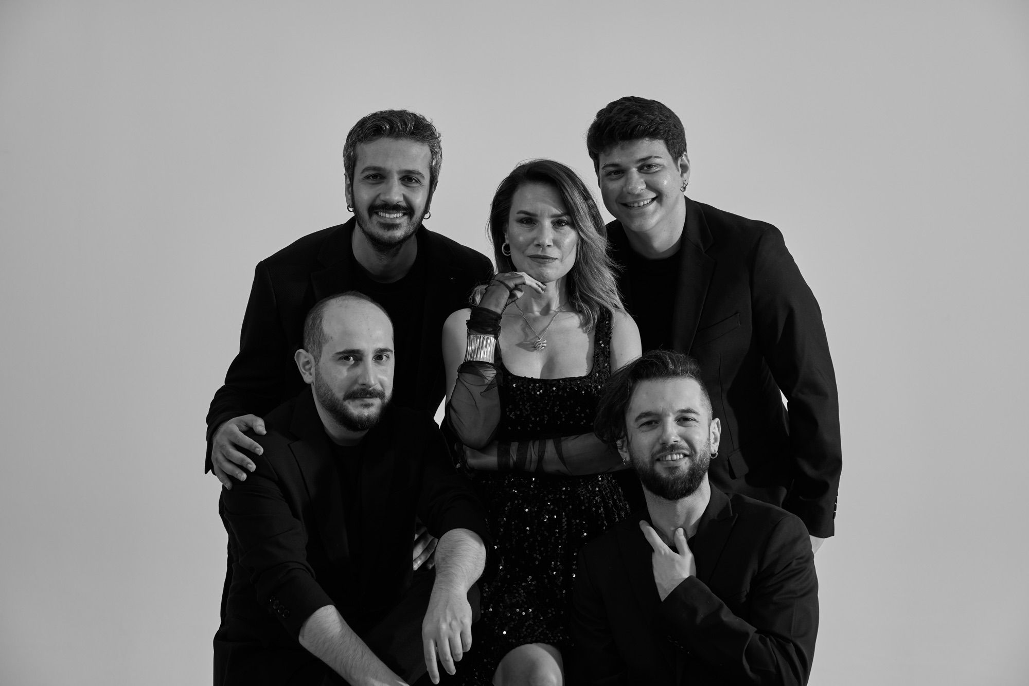 Multiband ekibi siyah beyaz stüdyo çekiminde