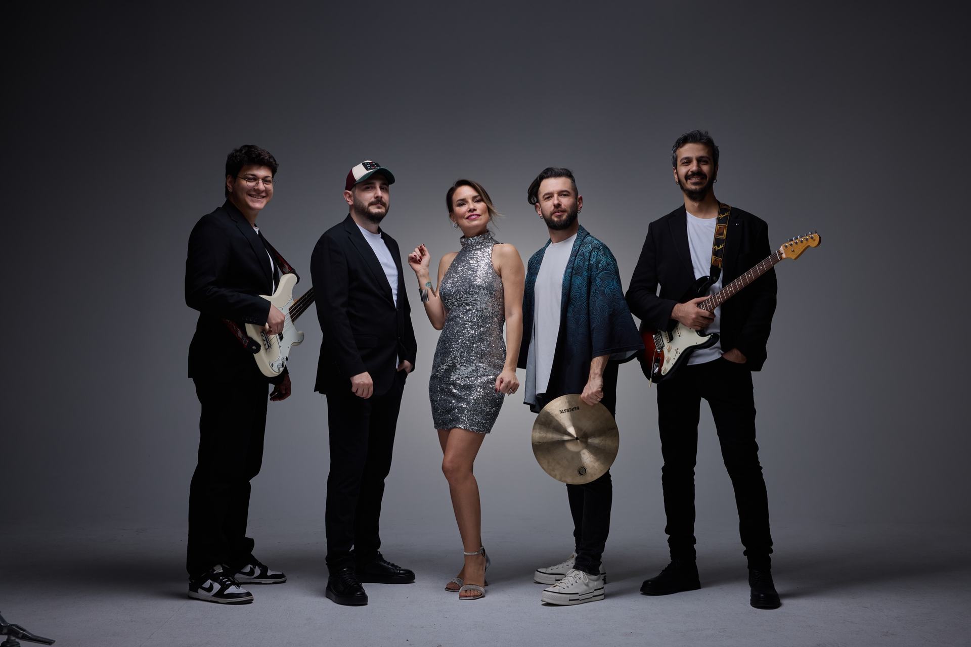 Multiband Live Orchestra ekibi sahne kıyafetleri ve enstrümanlarıyla